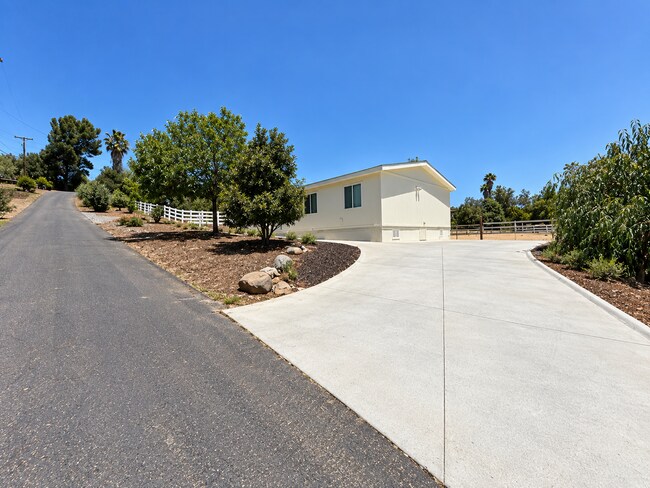 2605 1/2 Kauana Loa Dr