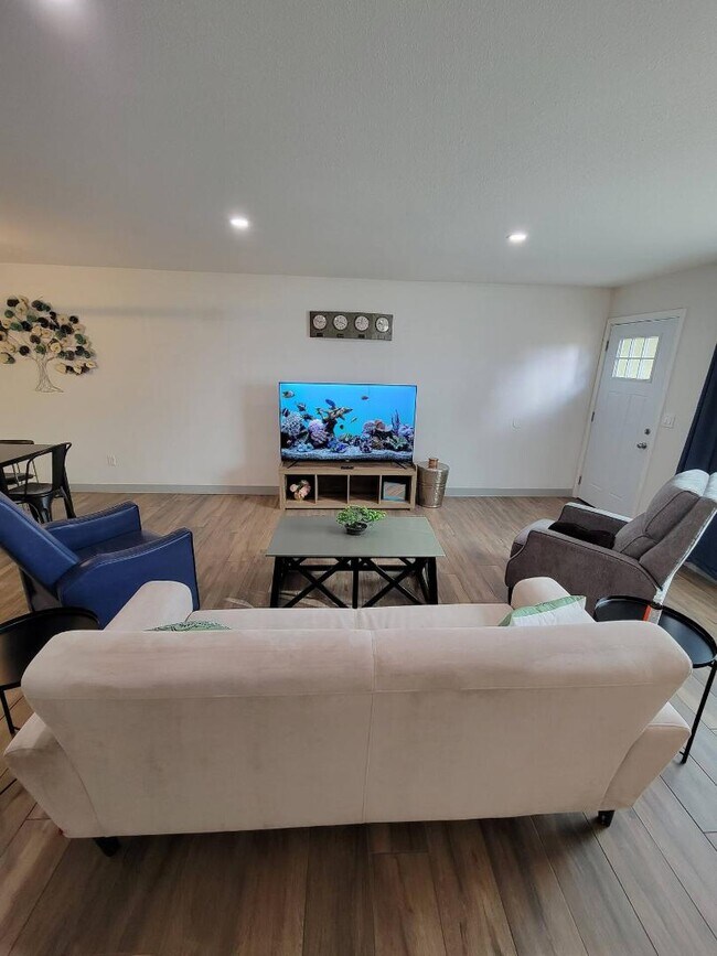 8101 N 33rd Dr Phoenix, AZ 85051 photo 2