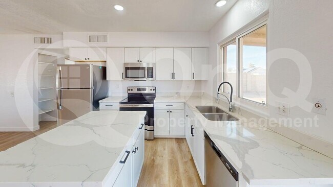3310 W Runion Dr Phoenix, AZ 85027 photo 3