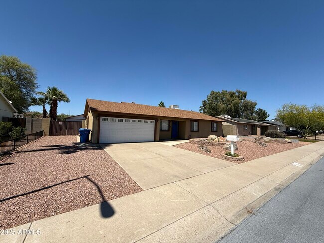 4032 E Hartford Ave Phoenix, AZ 85032 photo 2