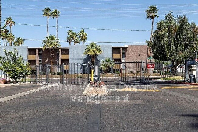 2818 N 49th Pl Phoenix, AZ 85008 photo 2