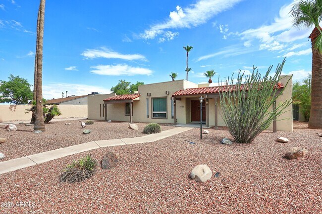 2131 E Geneva Dr photo 2