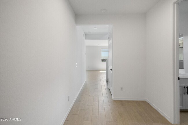 13415 W Eagle Feather Rd Peoria, AZ 85383 photo 4