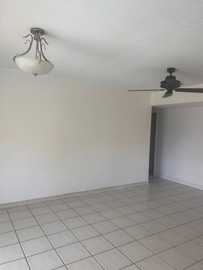 2407 W Le Marche Ave Phoenix, AZ 85023 photo 4