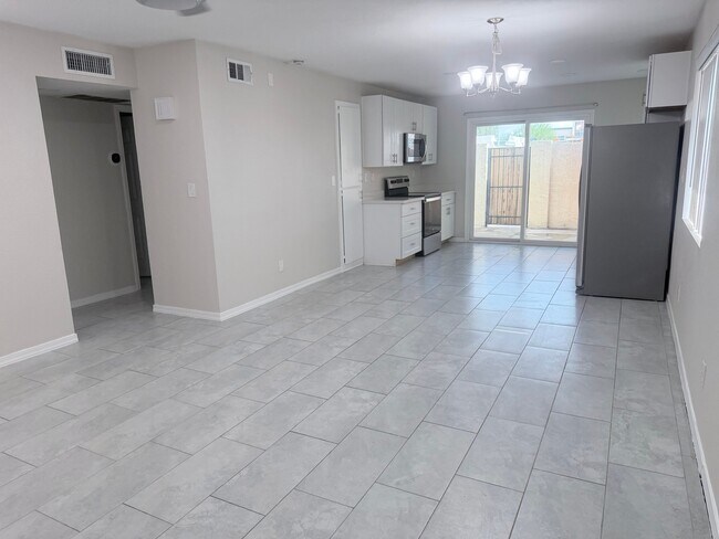 9017 N 52nd Ave Glendale, AZ 85302 photo 2