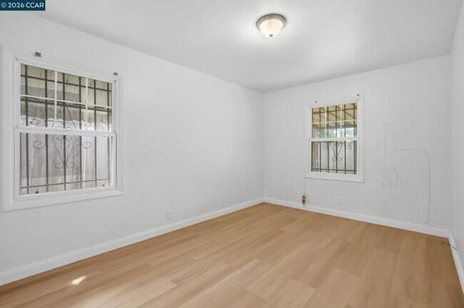 6719 Eastlawn St Oakland, CA 94621 photo 5