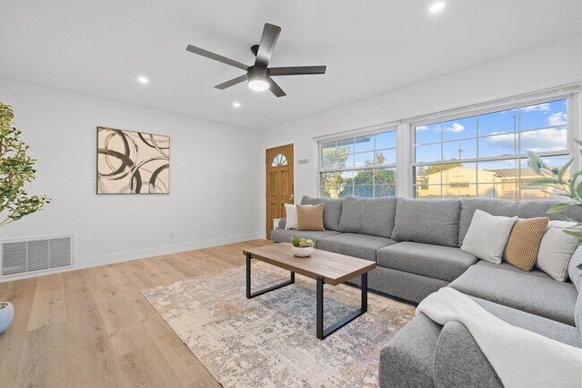 3460 Armstrong St San Diego, CA 92111 photo 2