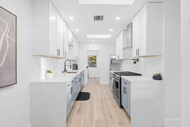 3460 Armstrong St San Diego, CA 92111 photo 4