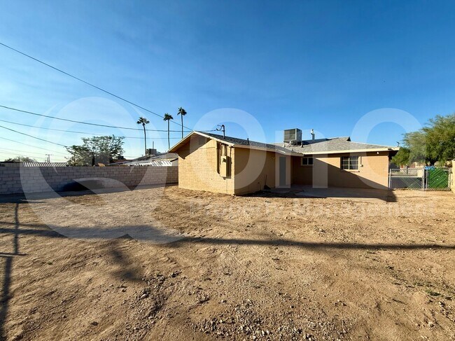 915 W Piedmont Rd Phoenix, AZ 85041 photo 2