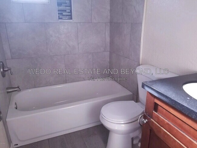 1229 E Mountain View Rd photo 4