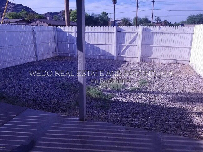 1229 E Mountain View Rd photo 2