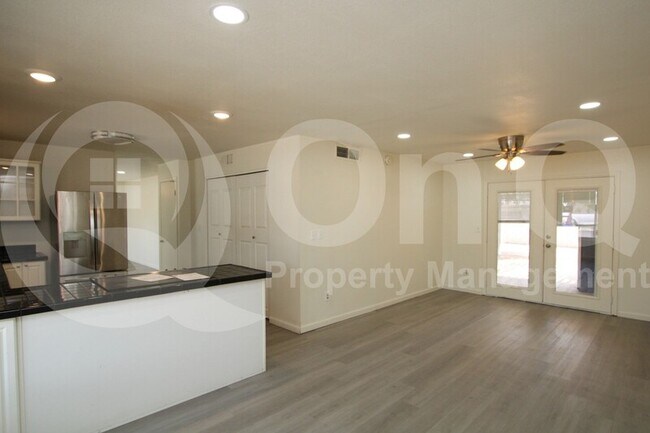 211 E Duke Dr Tempe, AZ 85283 photo 3