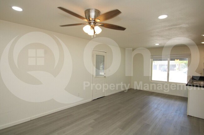 211 E Duke Dr Tempe, AZ 85283 photo 4