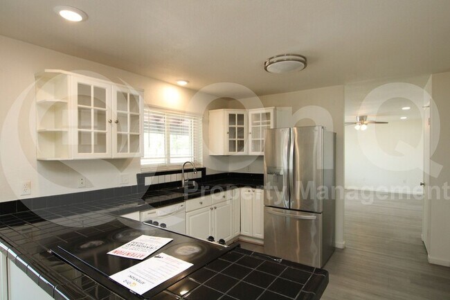 211 E Duke Dr Tempe, AZ 85283 photo 2