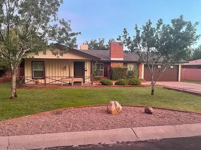 4437 E Clarendon Ave photo 2