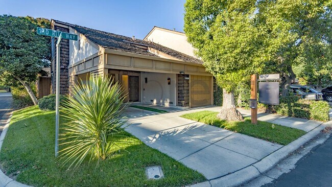 4762 Rio Rita Way photo 2