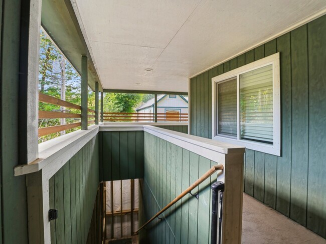 16799 Center Way photo 4