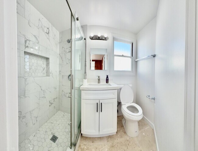 5075 Niagara Ave San Diego, CA 92107 photo 2