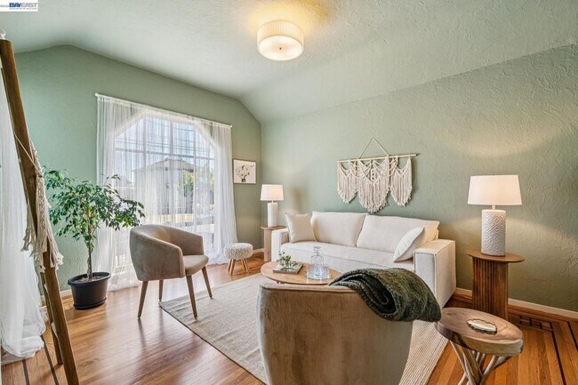467 Santa Clara Ave photo 4