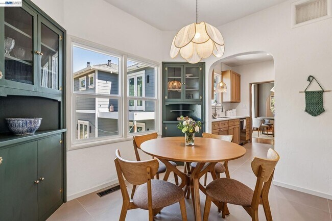 467 Santa Clara Ave photo 3