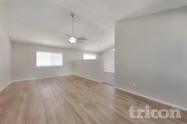 1010 W Blackhawk Dr Phoenix, AZ 85027 photo 2