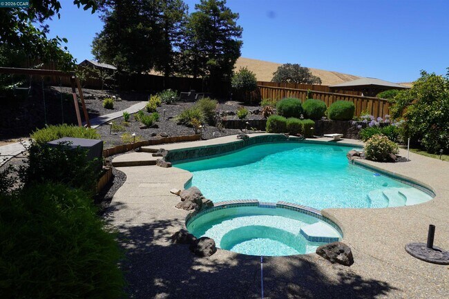 1105 Fair Weather Cir Concord, CA 94518 photo 2