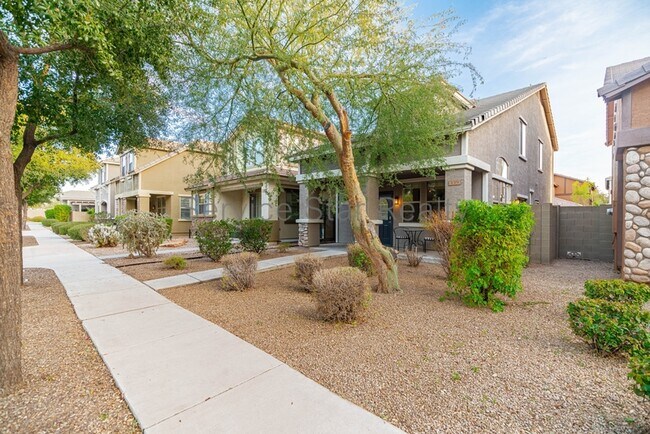 4379 E Morrow Dr Phoenix, AZ 85050 photo 2