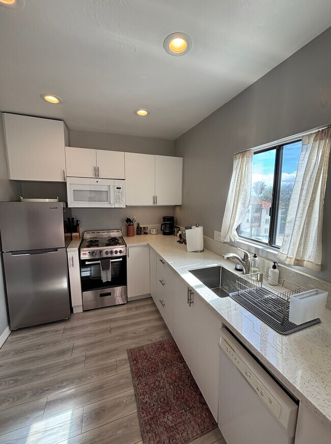 Golden Glen Apartments photo 3
