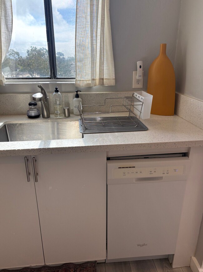 Golden Glen Apartments photo 5
