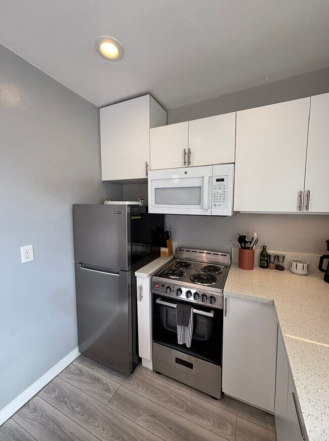 Golden Glen Apartments photo 4