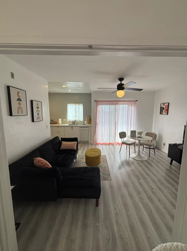 Golden Glen Apartments photo 2