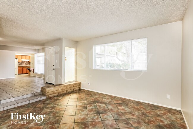 9047 N 36th Dr photo 4