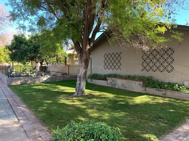 7153 N 57th Dr Glendale, AZ 85301 photo 2