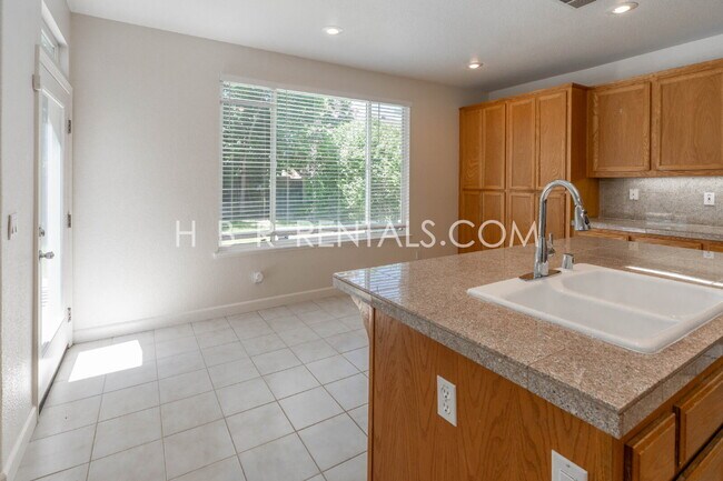 483 Summer Ln Tracy, CA 95377 photo 4