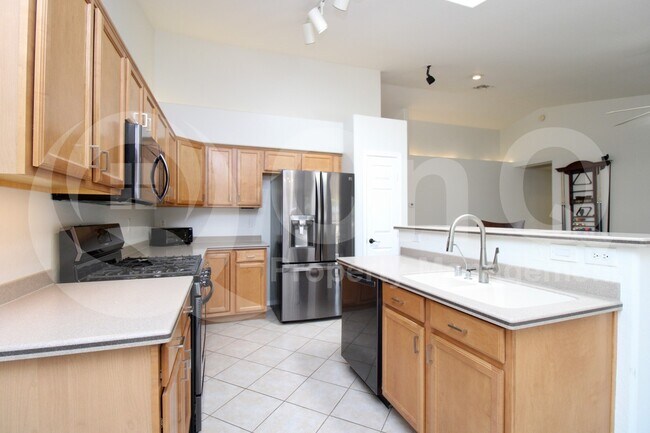 913 E Gary Ln Phoenix, AZ 85042 photo 3