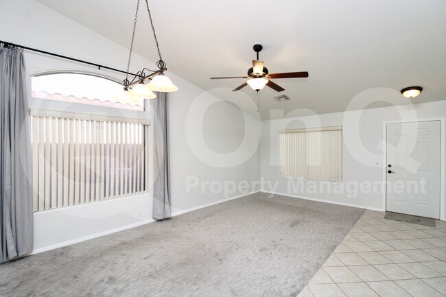 913 E Gary Ln Phoenix, AZ 85042 photo 4