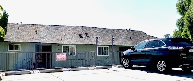 Curlew Apartments photo 2