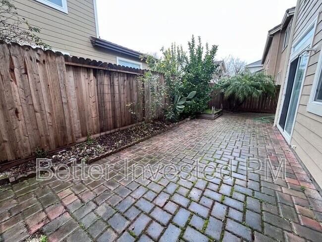 1429 Woodside Cir Petaluma, CA 94954 photo 3