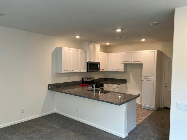 991 Hunter Trl Vista, CA 92081 photo 2