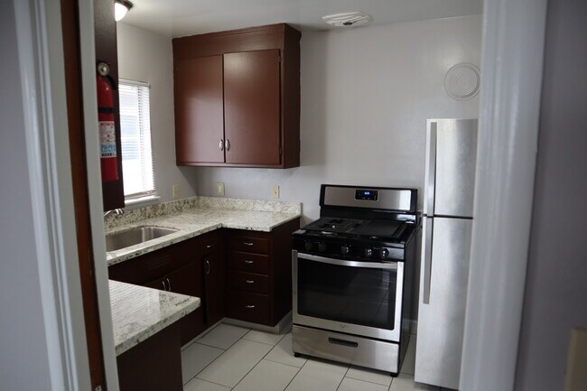 6518 Outlook Ave Oakland, CA 94605 photo 2