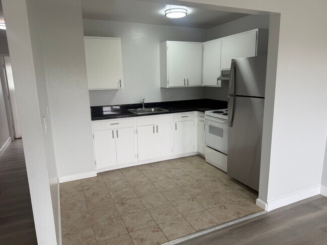 95 Clarendon Rd Pacifica, CA 94044 photo 3