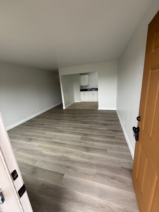95 Clarendon Rd Pacifica, CA 94044 photo 4