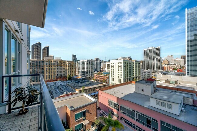 325 Seventh Ave San Diego, CA 92101 photo 3