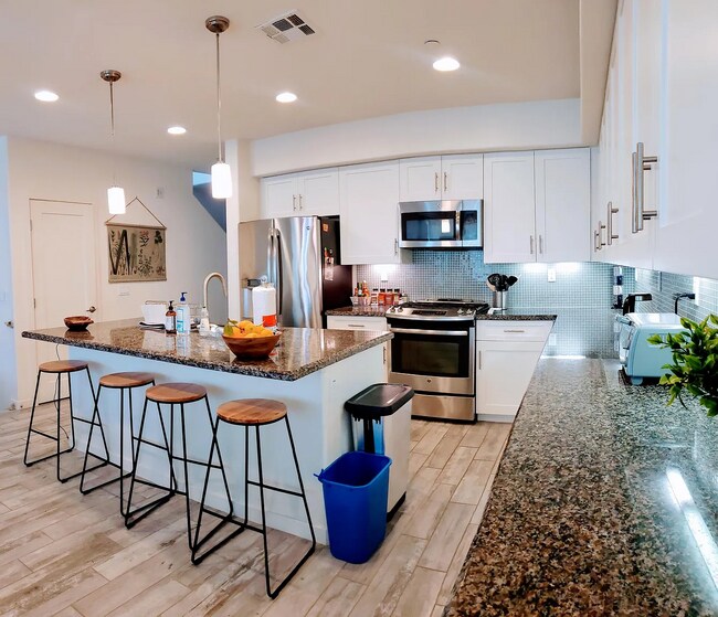 377 Juniper Ave Carlsbad, CA 92008 photo 4