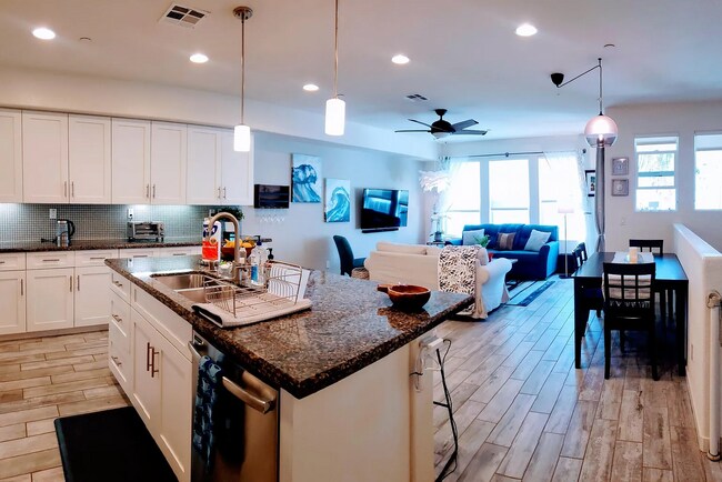 377 Juniper Ave Carlsbad, CA 92008 photo 2
