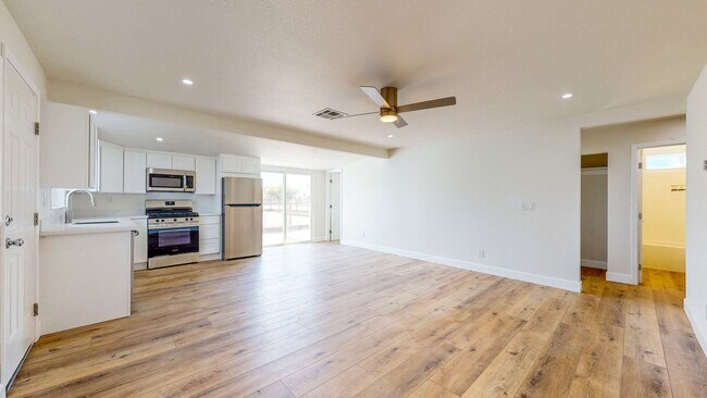 2132 Dennis Ln
