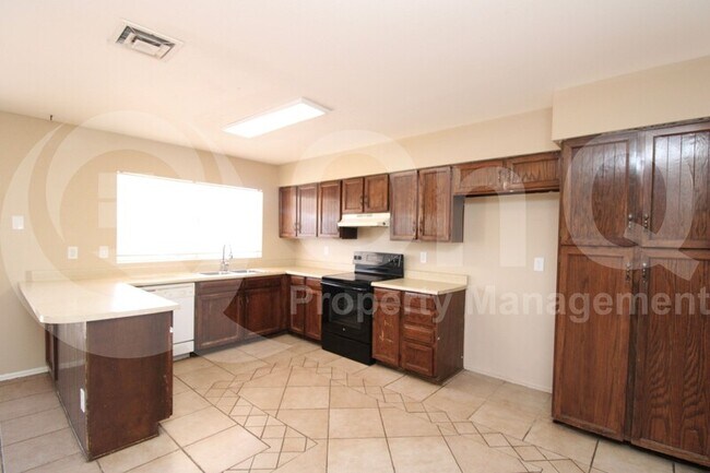 5627 S 41st St Phoenix, AZ 85040 photo 3