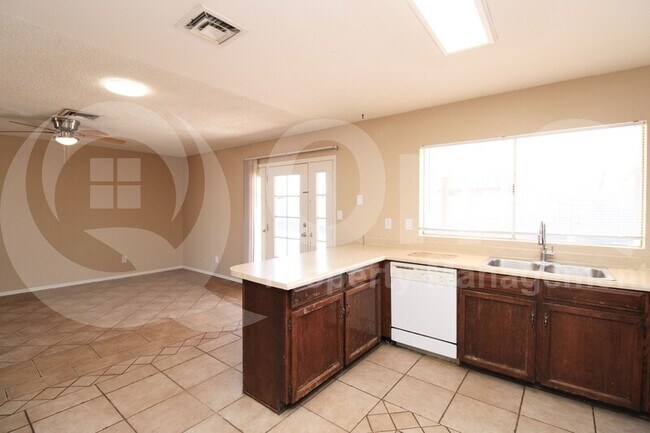 5627 S 41st St Phoenix, AZ 85040 photo 4