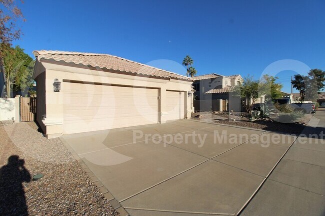 4442 E Graythorn St Phoenix, AZ 85044 photo 2