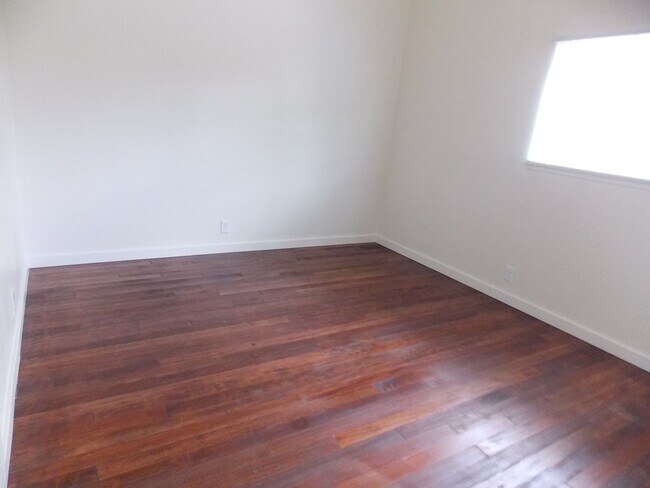856-860 32nd St Oakland, CA 94608 photo 3